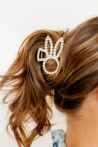 PEARL BUNNY CLAW CLIP